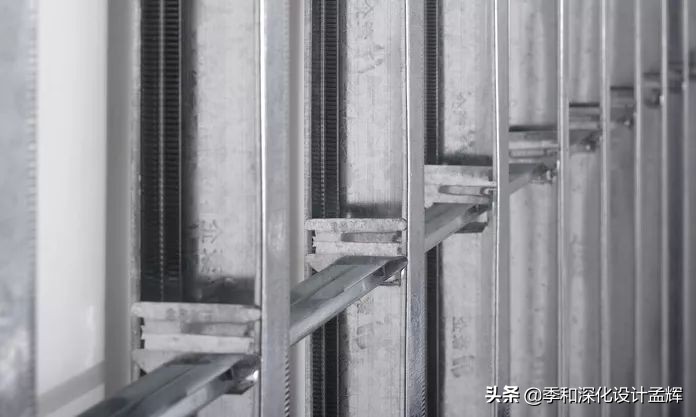 轻钢龙骨隔墙施工工艺_龙骨隔断墙怎么安装_板材隔墙施工方法